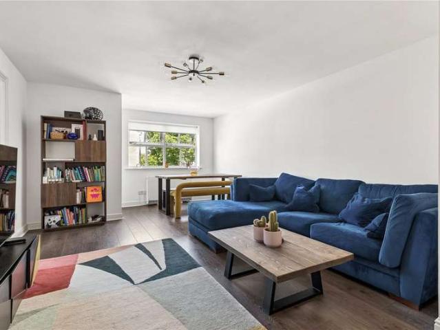 Flat for sale in Furzedown, Greater London