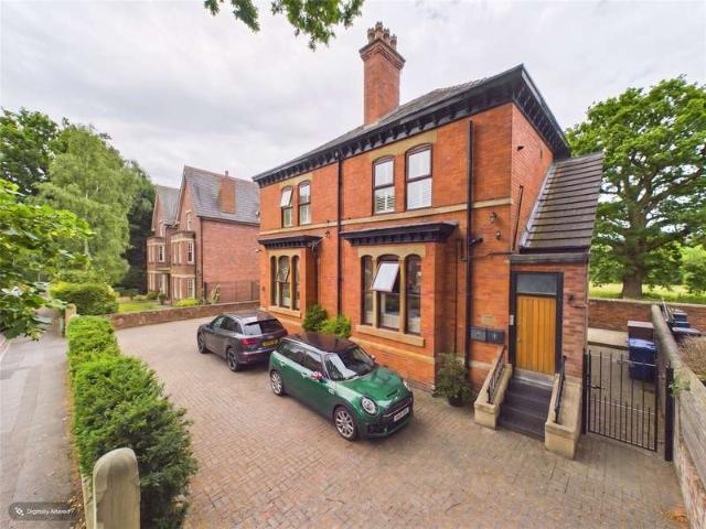 Flat for sale in Heaton Moor, Greater Manchester