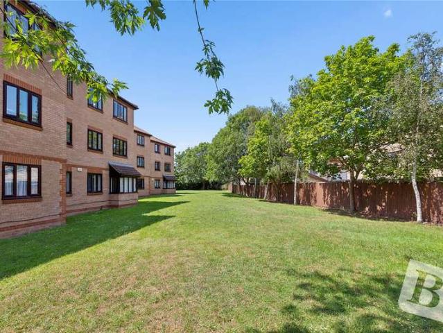 Flat for sale in Gidea Park, Greater London