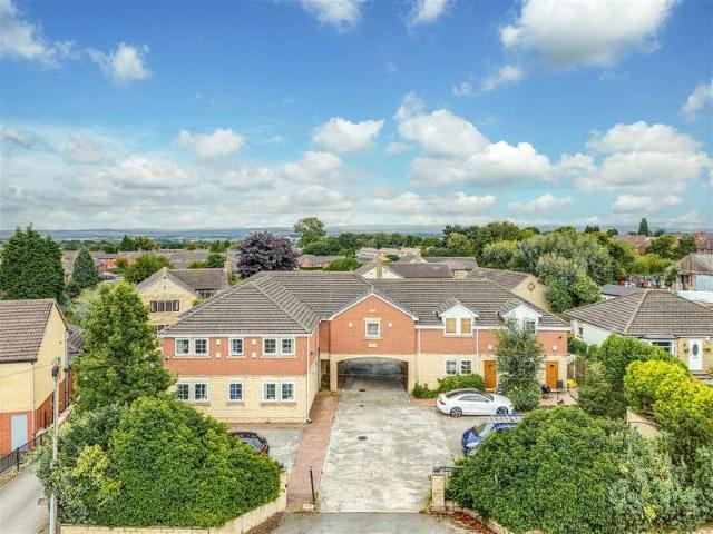 Flat for sale in West Ardsley, Tingley