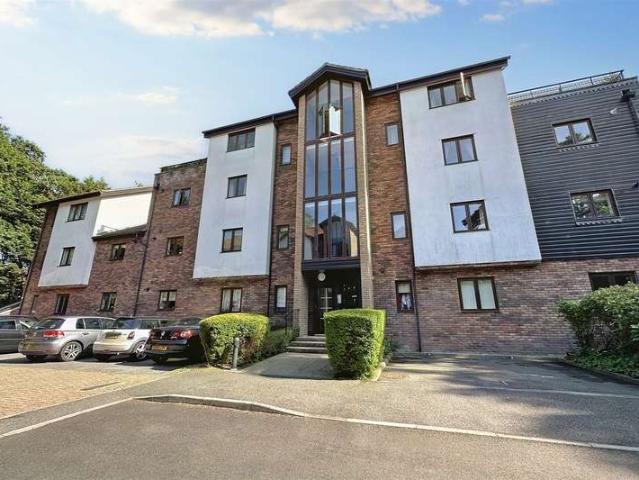 Flat for sale in Tricketts Cross, Ferndown