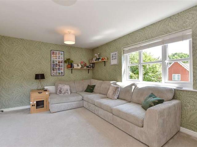 Flat for sale in Noak Bridge, Essex