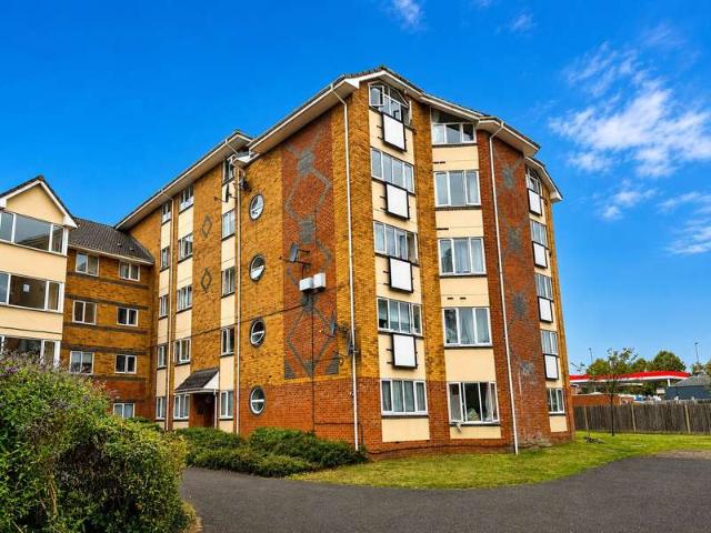Flat for sale in Dee Park, Reading