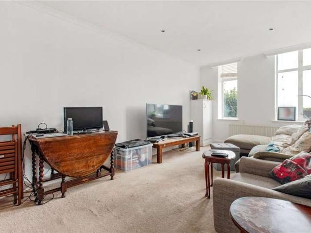 Flat for sale in Furzedown, Greater London