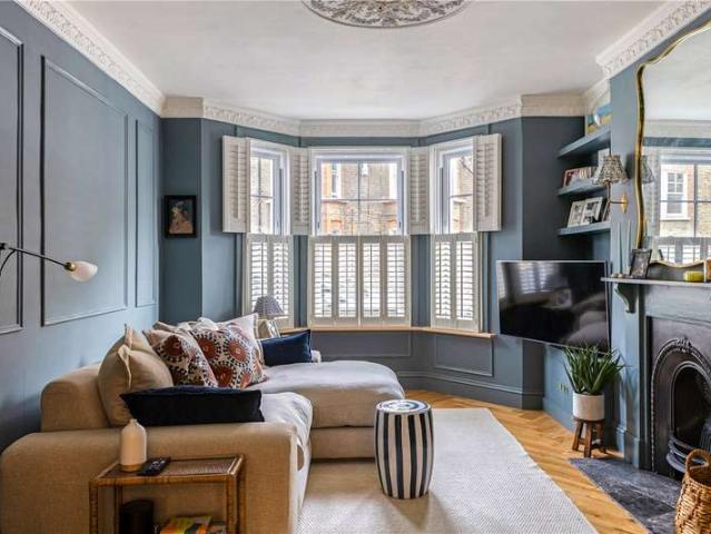 Flat for sale in Clapham, Greater London