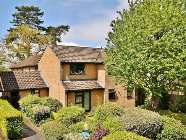 Flat for sale in Woking, Surrey
