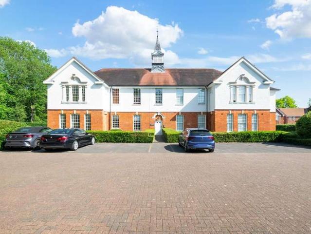 Flat for sale in West Ewell, Epsom