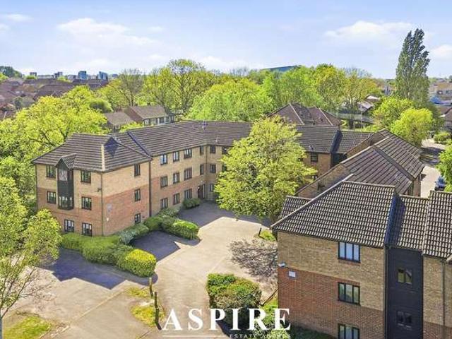 Flat for sale in Laindon, Essex