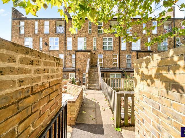 Flat for sale in London Borough of Islington, Greater London