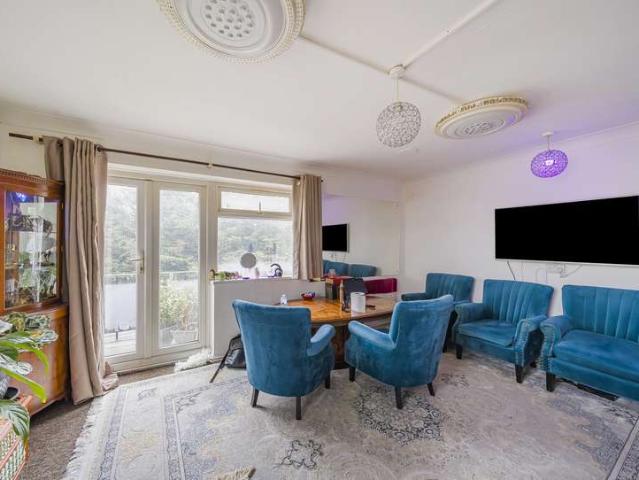 Flat for sale in Kingsbury, Greater London