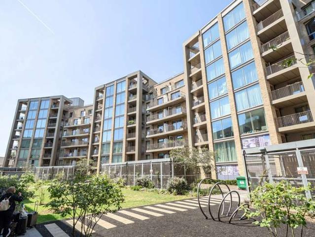 Flat for sale in Yiewsley, Greater London