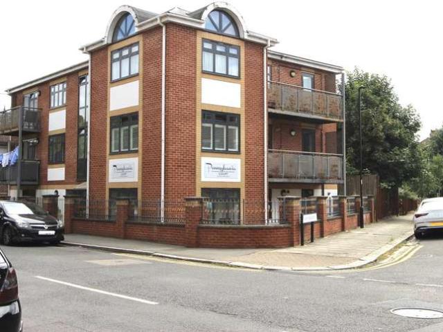 Flat for sale in Winchmore Hill, Edmonton