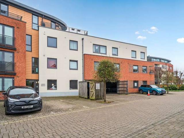 Flat for sale in Heol-las, Surrey
