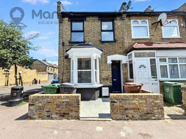 Flat for sale in Leytonstone, Greater London