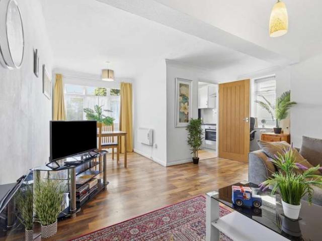 Flat for sale in Wanstead, Greater London