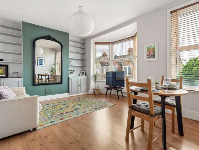 Flat for sale in Furzedown, Greater London