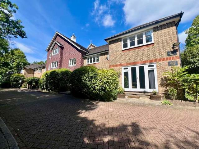 Flat for rent in Pinner, Greater London