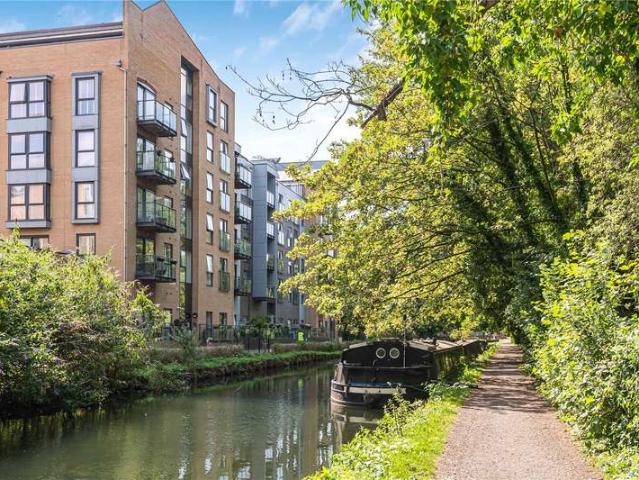 Flat for sale in Pouchen End, Hertfordshire