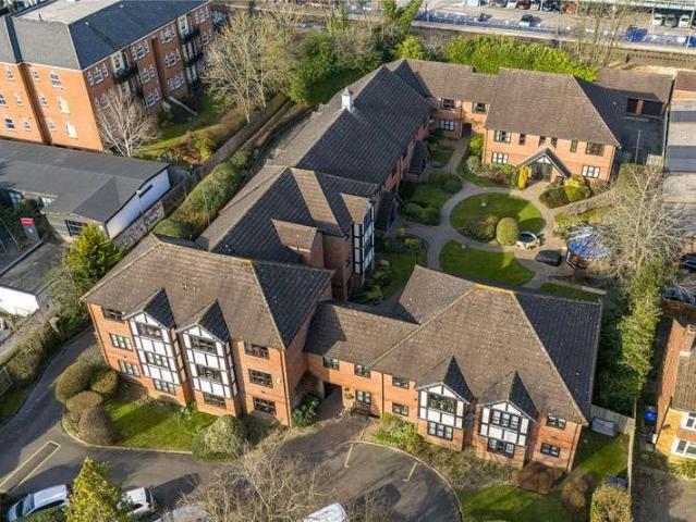 Flat for sale in Beaconsfield, Knotty Green