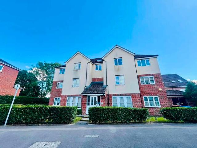Flat for sale in Thatcham, West Berkshire