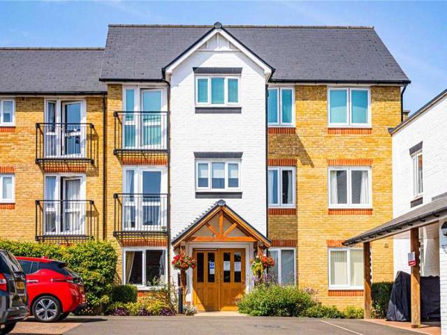 Flat for sale in Pouchen End, Hertfordshire