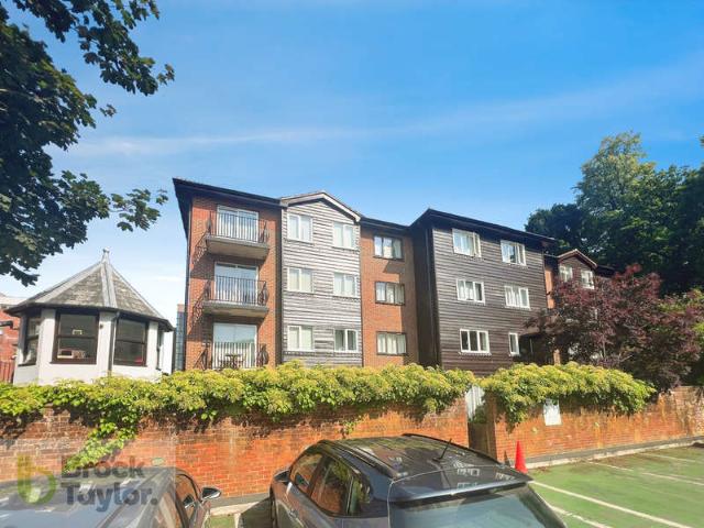 Flat for sale in Lucastes, Perryfields