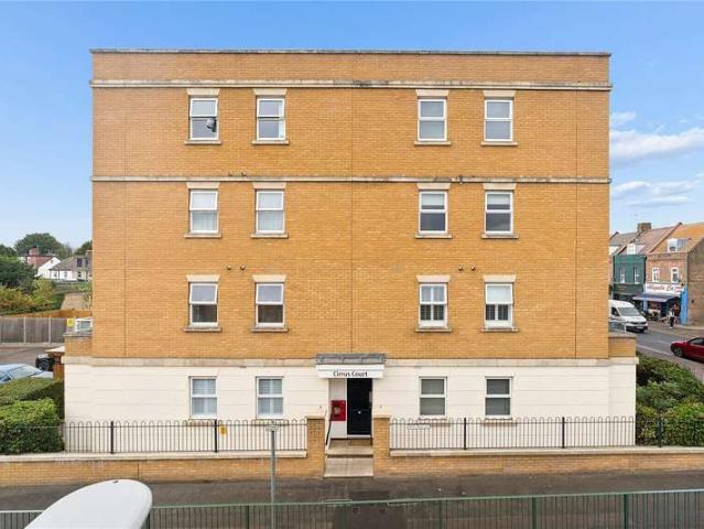 Flat for sale in Upminster, Greater London