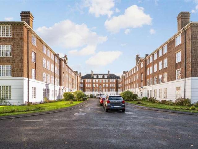 Flat for sale in Southfields, Greater London
