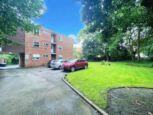 Flat for sale in Oak Hill Park, Calderstones