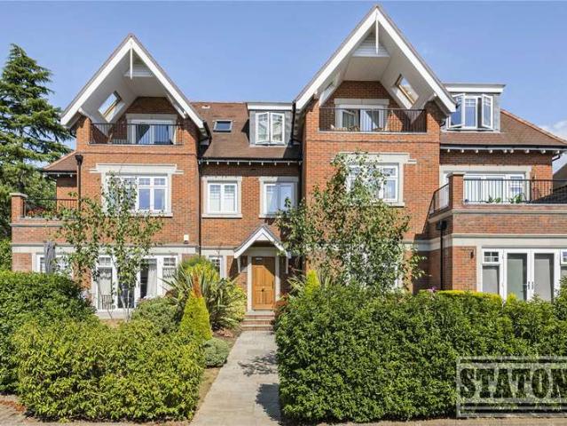 Flat for sale in Cockfosters, Greater London