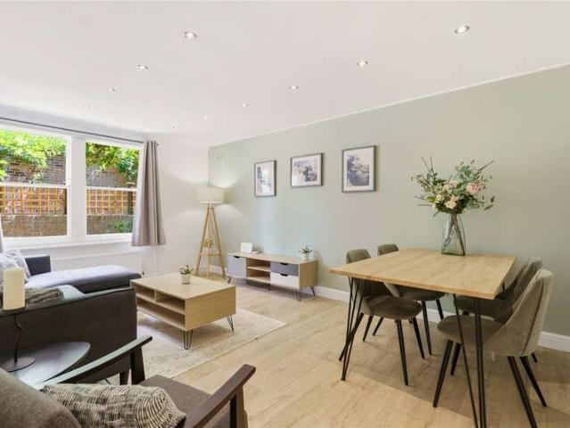 Flat for sale in Clapham, Greater London