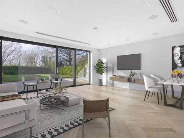 Flat for sale in Cockfosters, Greater London