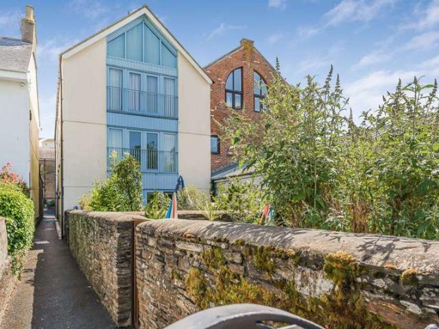 Flat for sale in Strode, Devon