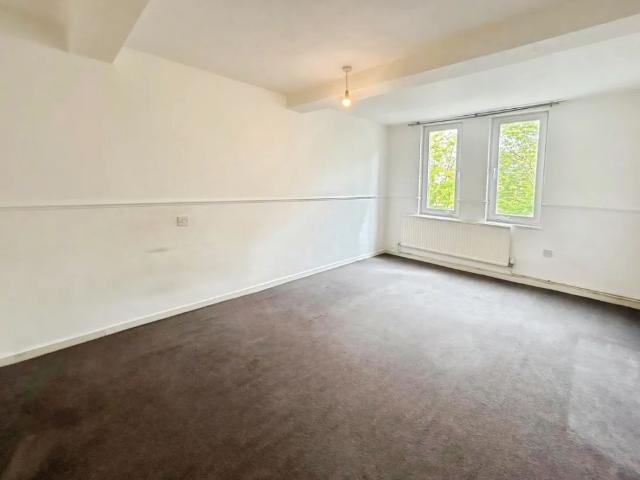 Apartment for rent in Row Town, Surrey