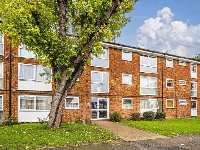 Flat for sale in Woodhall Farm, Pouchen End