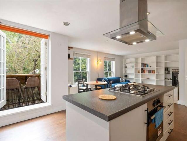 Flat for sale in Lower Clapton, Greater London
