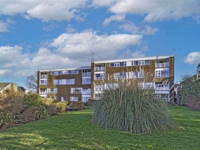 Flat for sale in Surbiton, Greater London