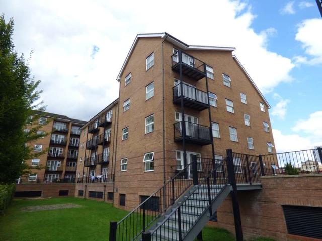 Flat for sale in Spring Park, Luton