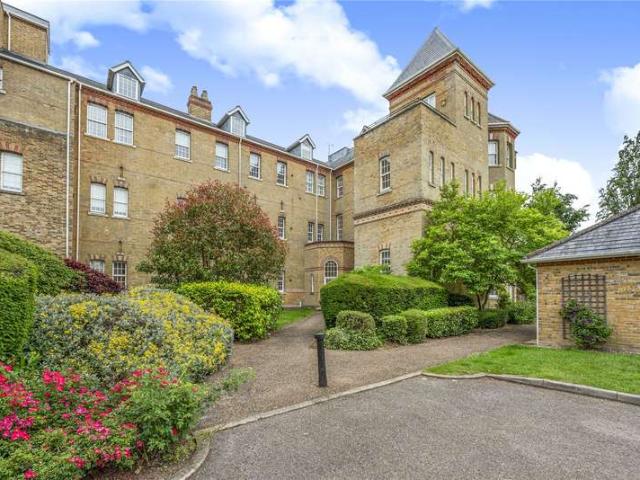 Flat for sale in Woking, Surrey