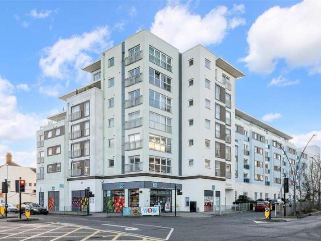 Flat for sale in Woodcote, Epsom