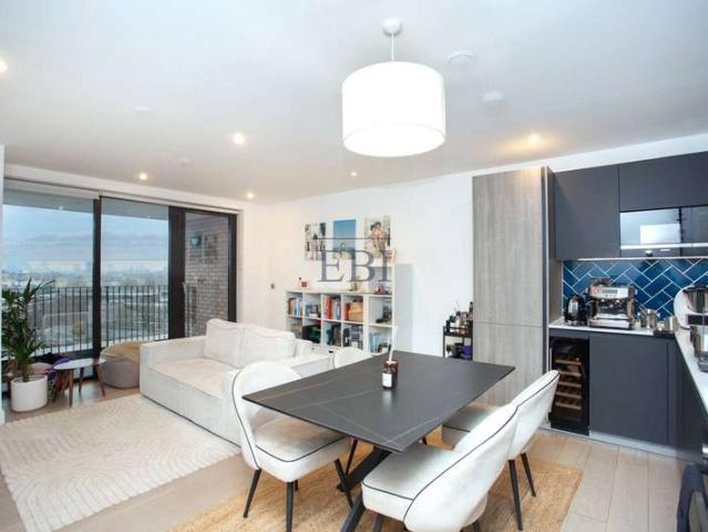 Flat for sale in London Borough of Hackney, Greater London