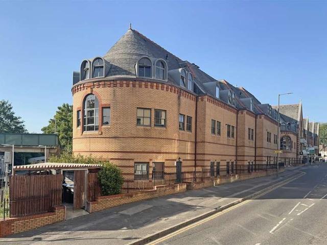 Flat for sale in Hillview, Surrey