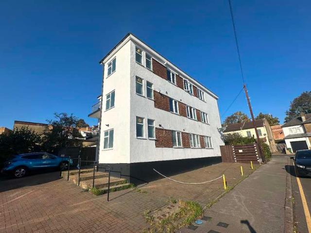 Flat for sale in Harold Wood, Greater London
