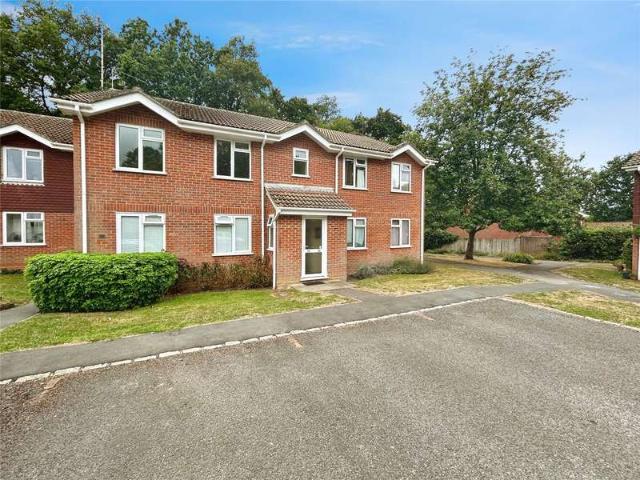 Flat for sale in Hart, Hampshire