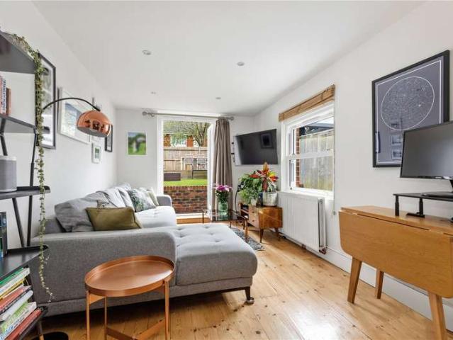 Flat for sale in Summerstown, Greater London