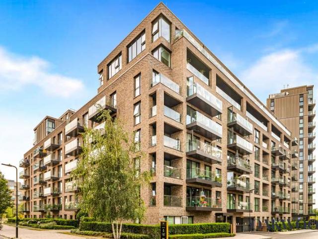 Flat for sale in Woodberry Down, Stoke Newington