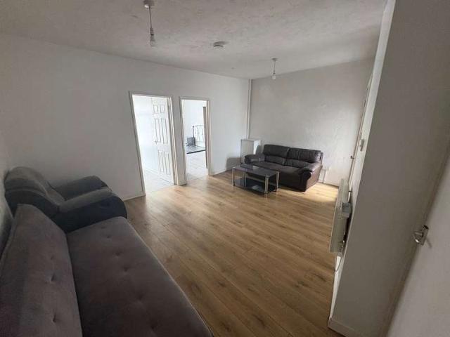 Flat for rent in Nangreaves, Wales