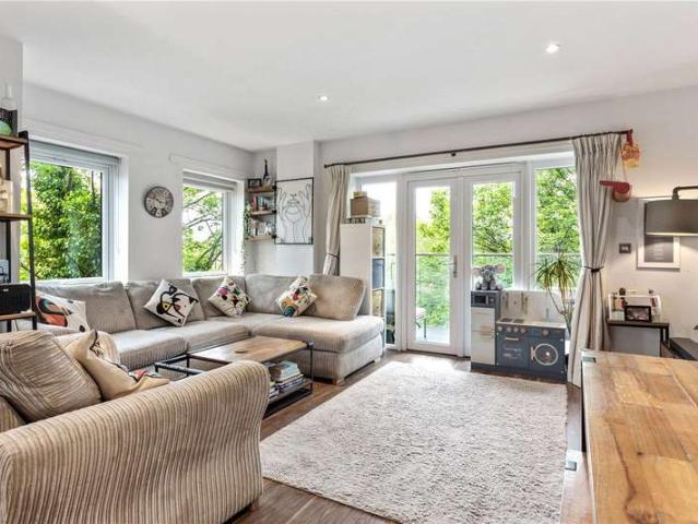 Flat for sale in London Borough of Merton, Collier's Wood
