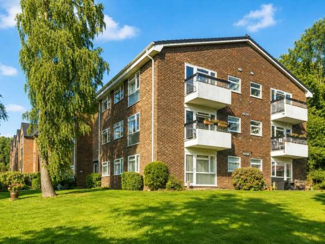 Flat for sale in Binscombe, Fole