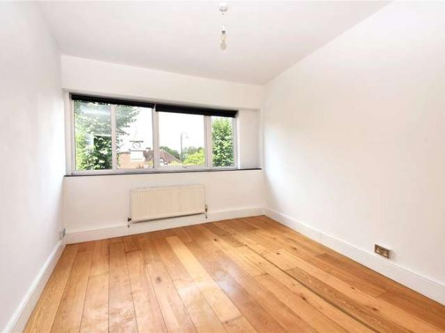 Flat for rent in Red Hill, Surrey